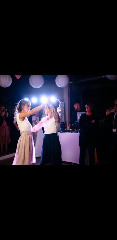 Emotionale Hochzeitsfeier in Düsseldorf mit professionellem DJ: Romantischer Hochzeitstanz, perfekte Beleuchtung und volle Tanzfläche bis tief in die Nacht. Hochzeitsfeier in Düsseldorf